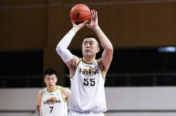 内线强硬防守，敌手进攻难以得分陷入被动的简单介绍