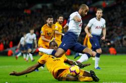 足球比赛中的精彩瞬间引发了观众的热情