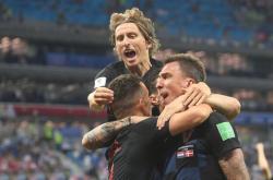 包含竞赛瞬间悬念重重，胜负难分的词条