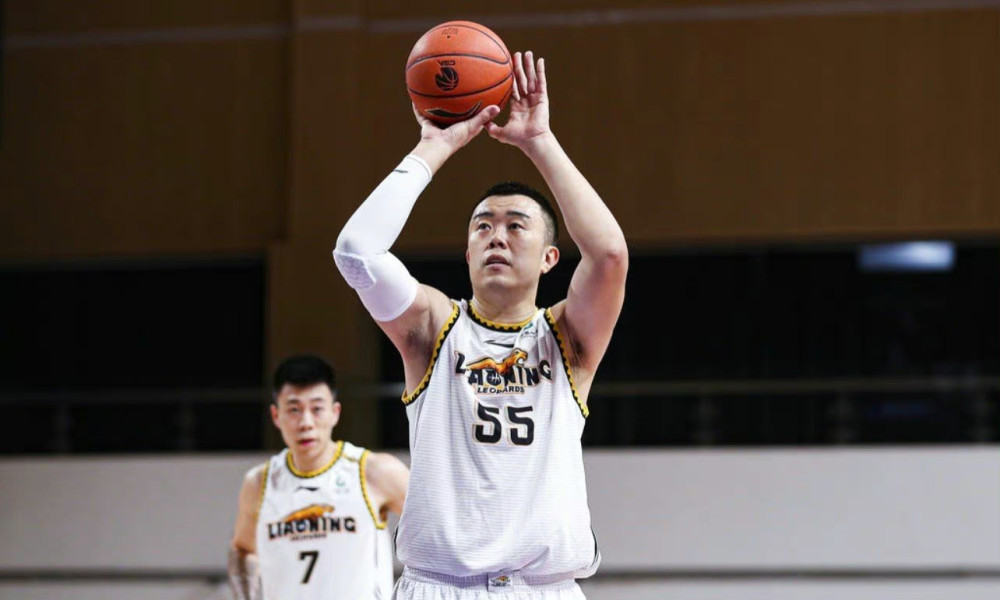 内线强硬防守，敌手进攻难以得分陷入被动的简单介绍