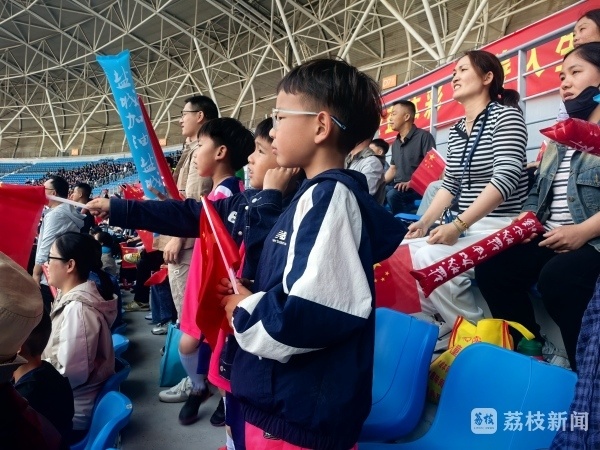 引起轰动的足球盛事即将开战，球迷热情高涨的简单介绍