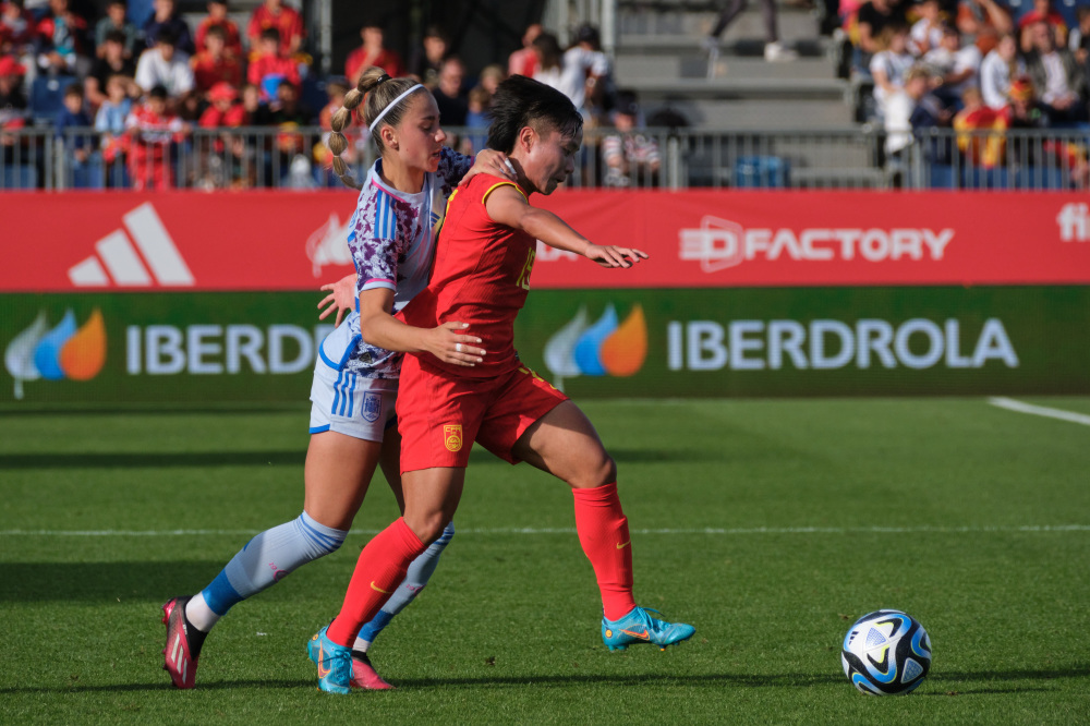 中国女足队员在比赛中展现出色足球技术