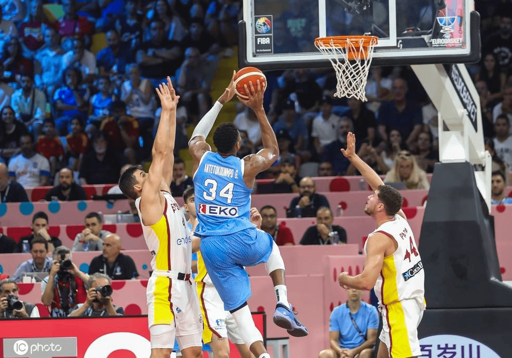 西班牙选手在篮球比赛中晋级决赛