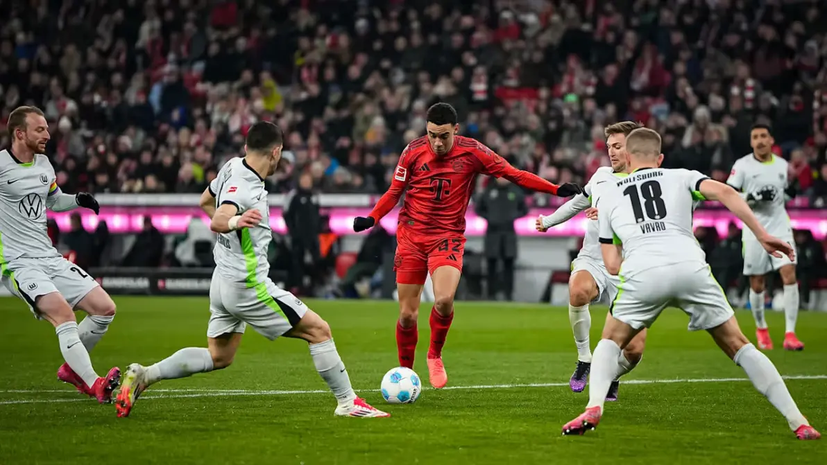 包含德甲联赛：拜仁慕尼黑轻松战胜沃尔夫斯堡的词条