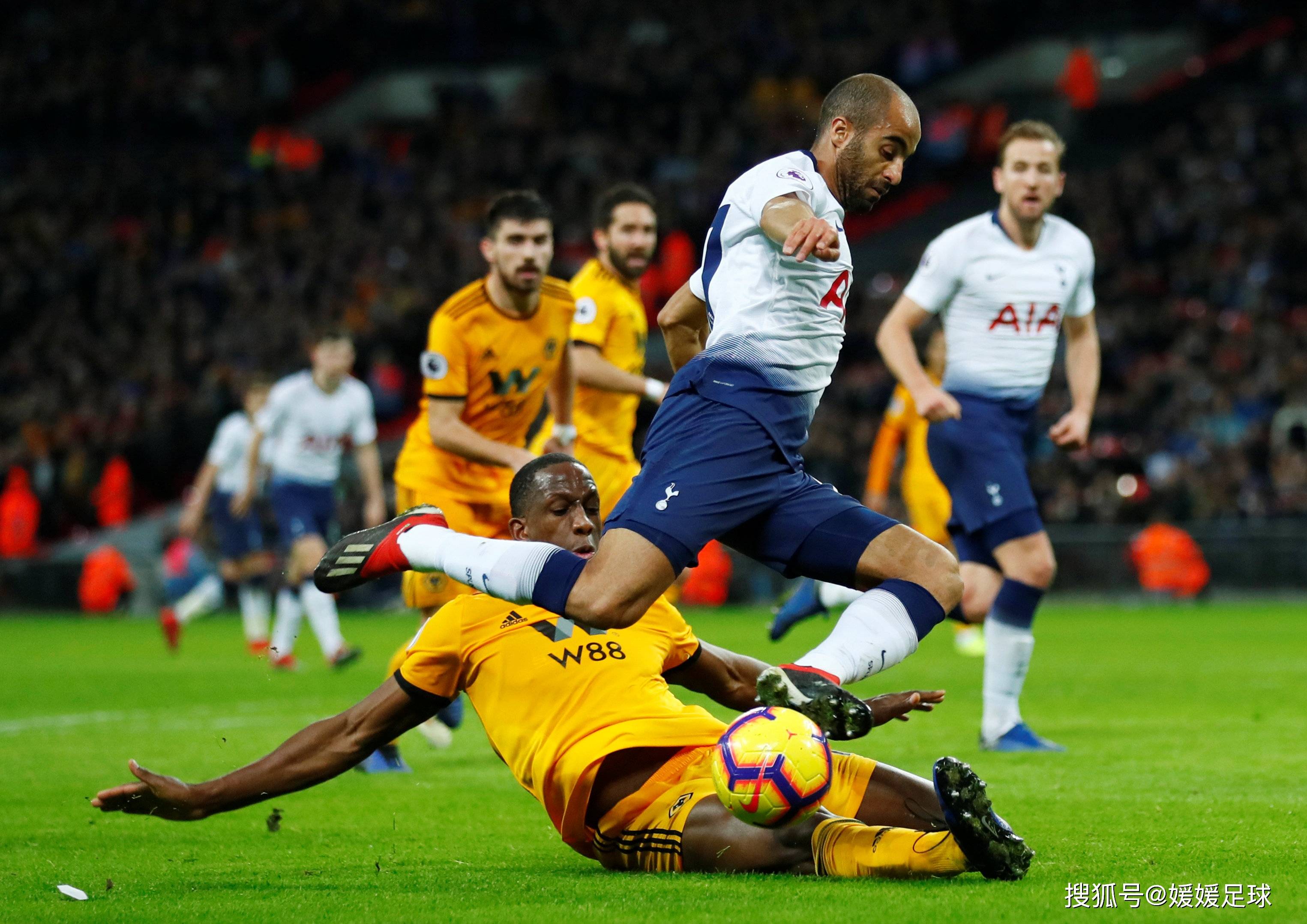 足球比赛中的精彩瞬间引发了观众的热情