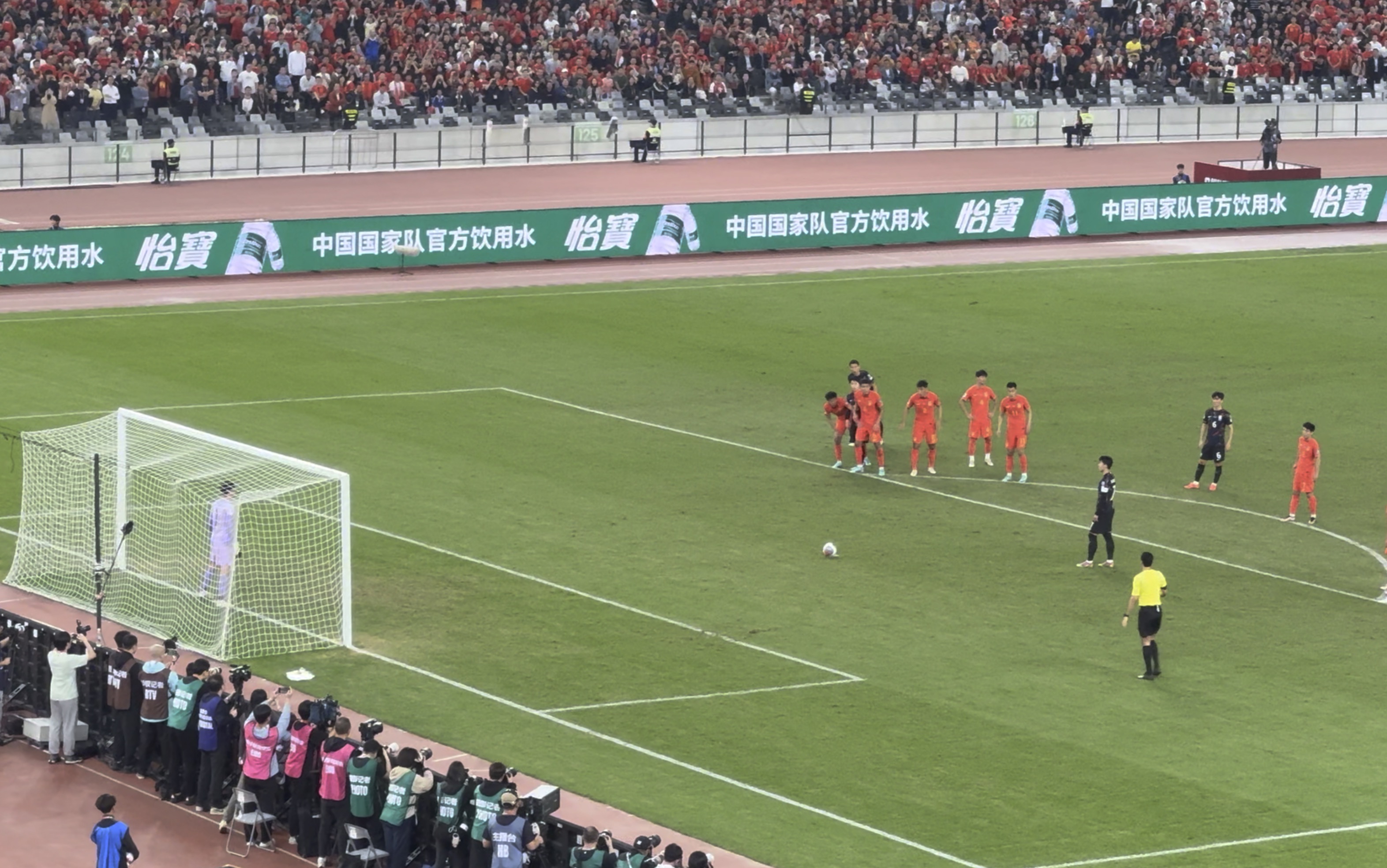 足球比赛中的精彩瞬间引发了观众的热情