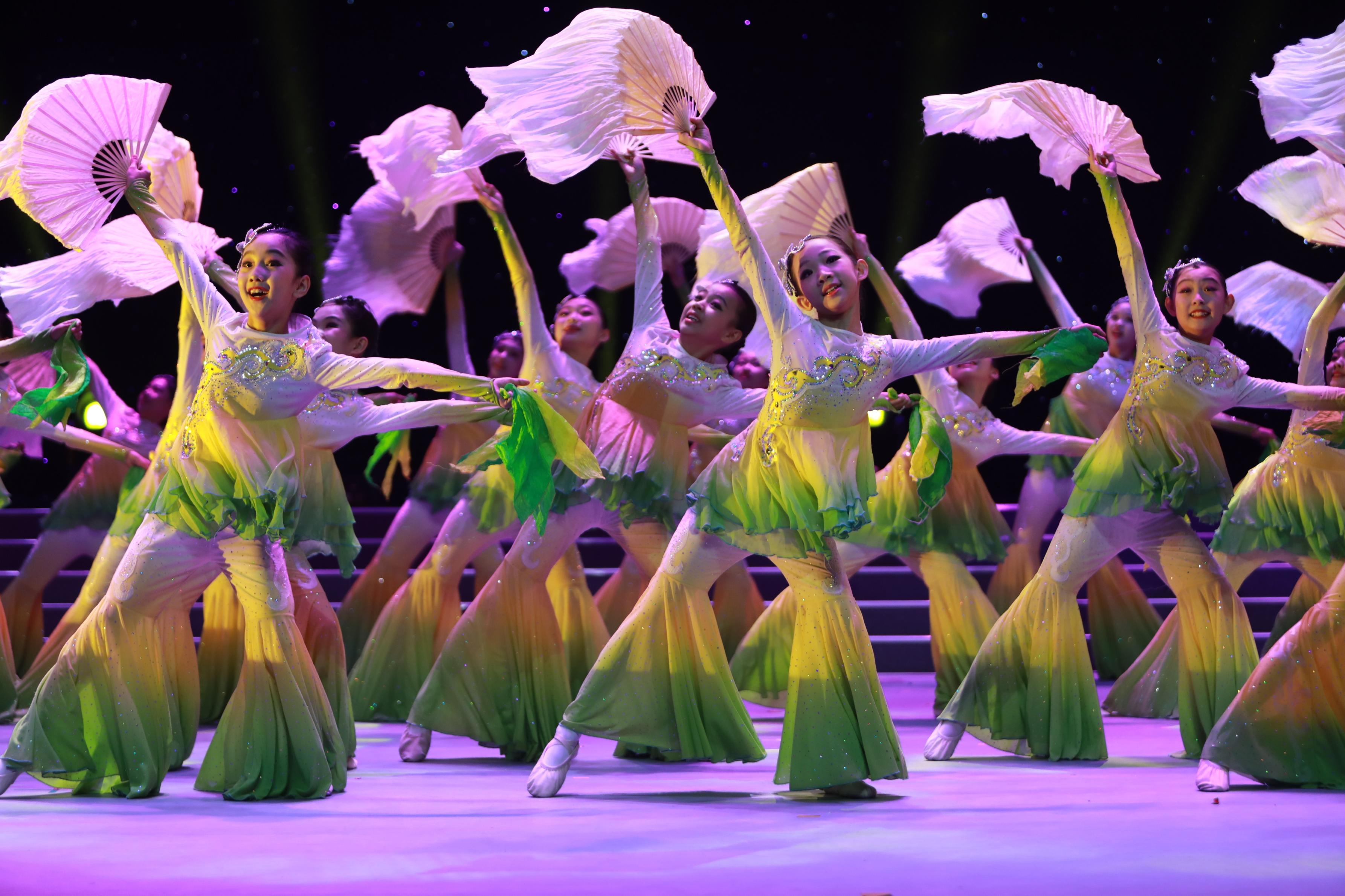 体育艺术表演尽显风采，优美舞蹈引领潮流