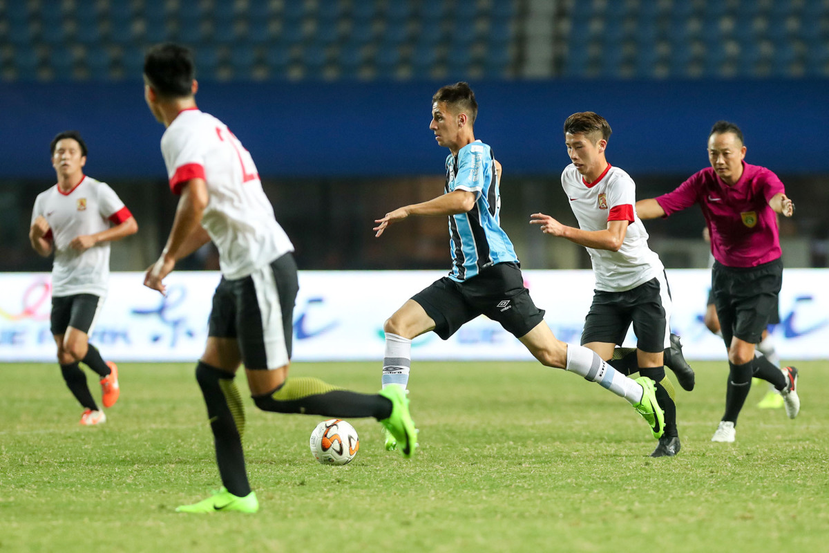 包含格雷米奥队在比赛中获得胜利的词条