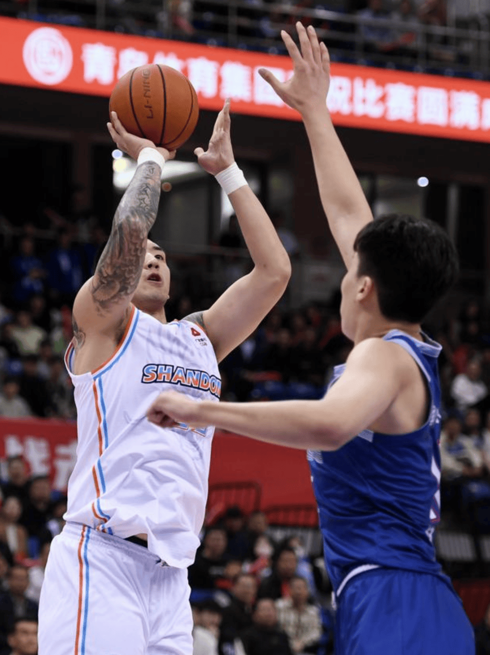 山东男篮豪取胜利，跻身季后赛行列